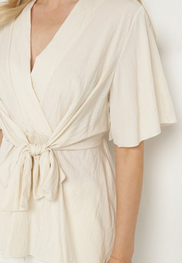 Jasnobeżowa Kopertowa Bluzka z Wiskozą Ozdobiona Supłem Tanathria