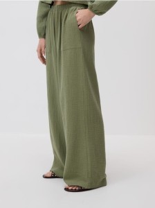 Szerokie spodnie z muślinu - oliwkowy