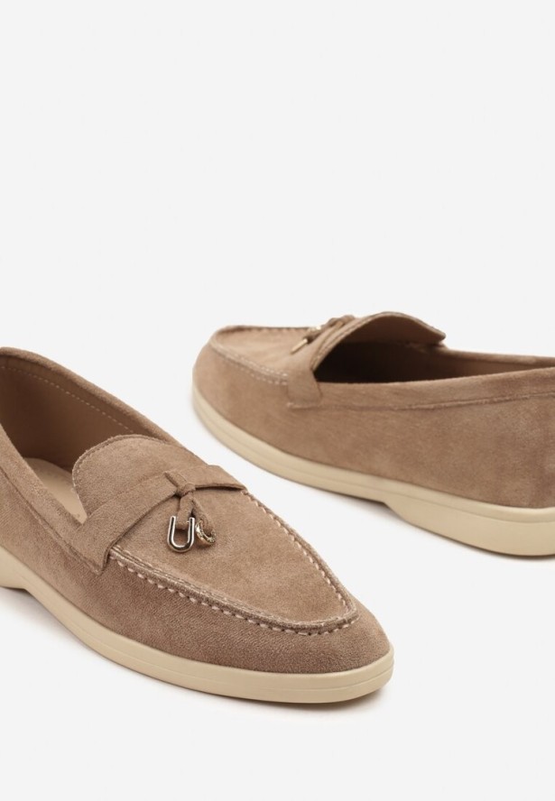 Ciemnobeżowe Mokasyny z Ekozamszu Zdobione Metaliczną Zawieszką Ralselia