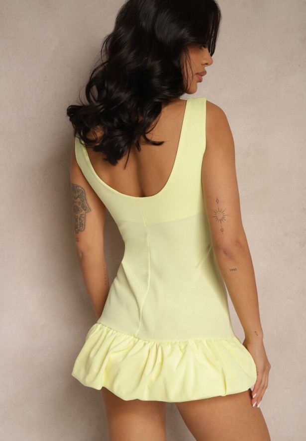 Żółty Kombinezon o Taliowanym Kroju z Falbaną Semiruna