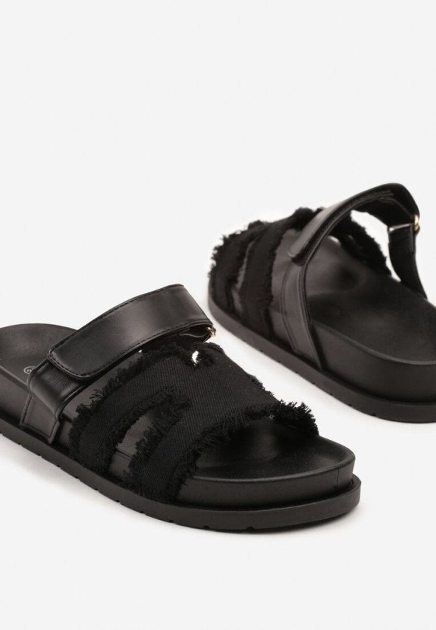 Czarne Klapki z Postrzępionymi Paskami Finavessa