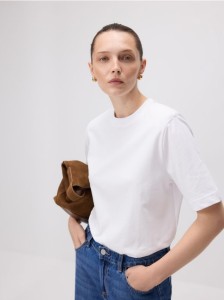 T-shirt z poduszkami na ramionach - złamana biel