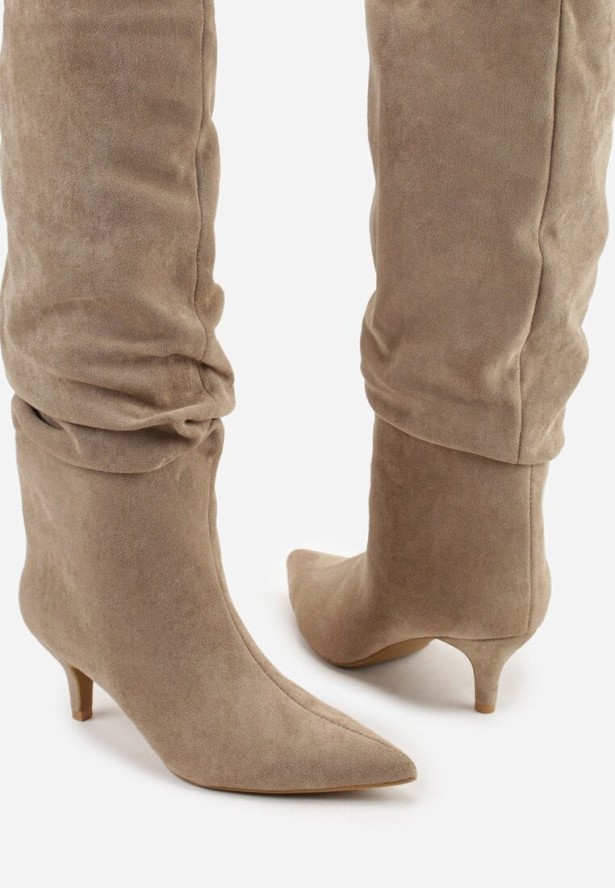 Ciemnobeżowe Marszczone Kozaki na Obcasie Typu Kaczuszka Alevitte