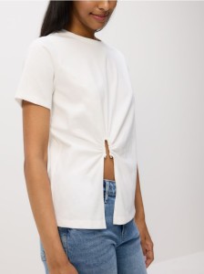 T-shirt z ozdobnym wycięciem - złamana biel