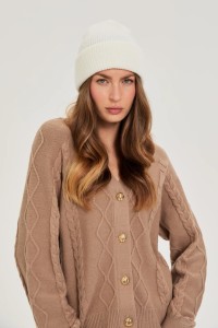 Czapka z metaliczną nitką biała