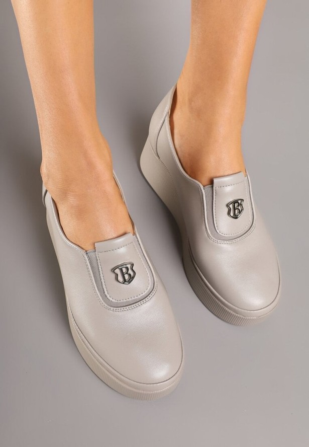 Jasnobeżowe Półbuty na Koturnie z Aplikacją z Przodu Verilisa