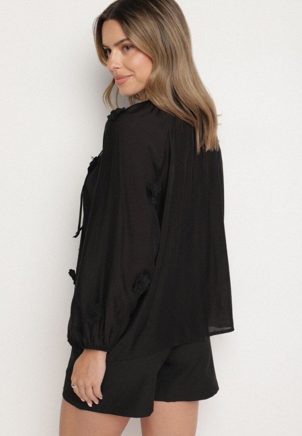 Czarna Koszula z Wiskozy Zdobiona Kwiatowymi Aplikacjami i Wiązaniem Sadevire
