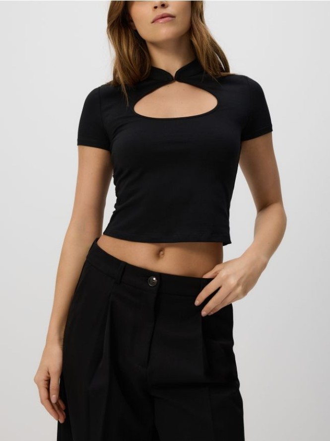 T-shirt z ozdobnym dekoltem - czarny