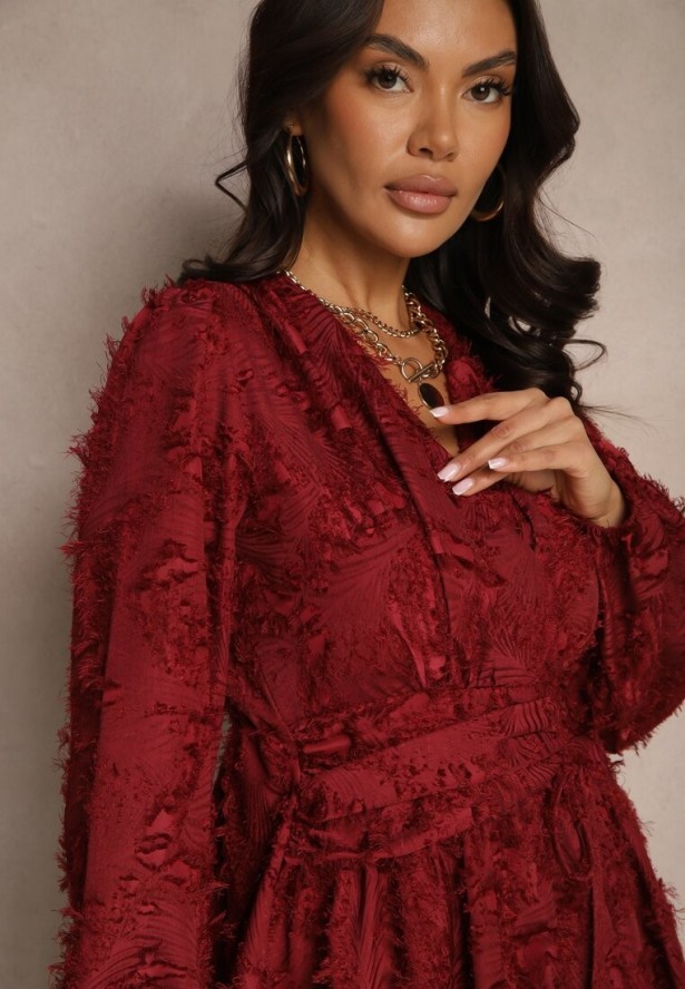 Bordowa Sukienka Koktajlowa z Modnym Marszczeniem i Nitkami Gorena