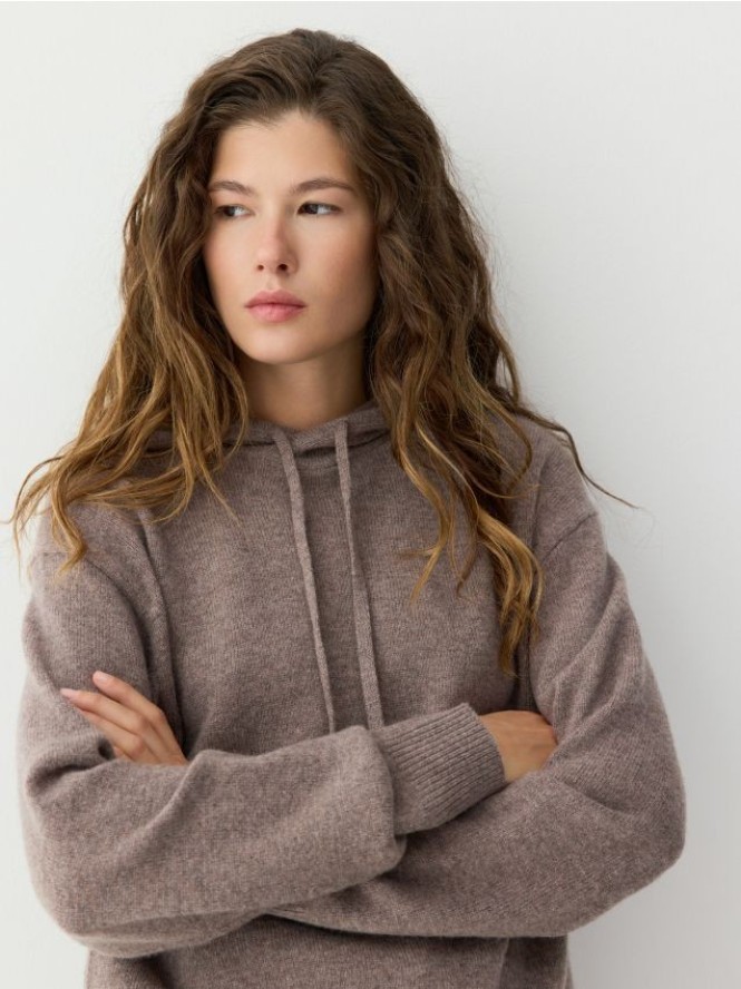 Wełniany sweter z kapturem - brązowy