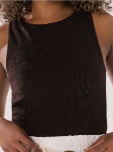 Top ze strukturalnego materiału z marszczeniami - brązowy