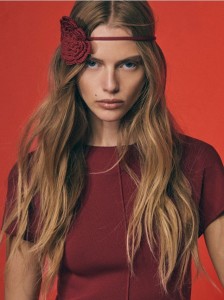 Sukienka maxi z ozdobnym paskiem - czerwony