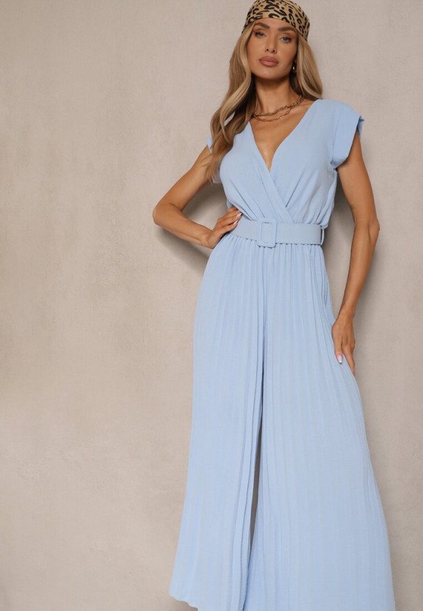 Jasnoniebieski Kopertowy Kombinezon Wide Leg Zdobiony Plisami i Paskiem z Klamrą Salirella