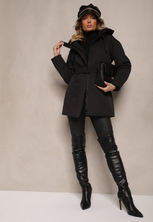 Czarna Długa Kurtka Pikowana z Bawełną i Kapturem Ozdobiona Paskiem z Klamrą Seniraen