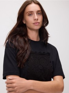 T-shirt z haftowaną aplikacją - czarny