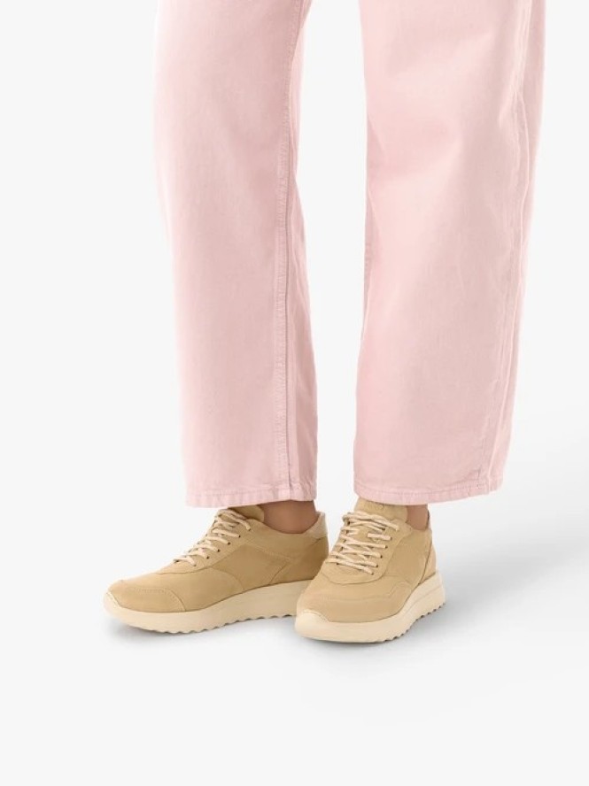 Beżowe sneakersy na grubszym spodzie