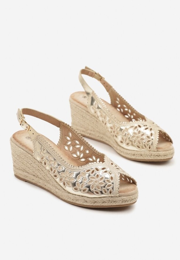 Złote Ażurowe Sandały na Koturnie z Plecionki z Motywem Kwiatowym Nevoriae