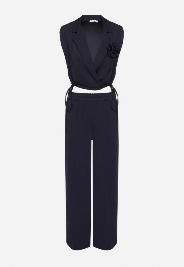 Granatowy Komplet Kopertowa Bluzka z Kwiatową Broszką i Szerokie Spodnie Reavilia