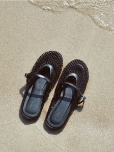 Ażurowe mule z paskiem - czarny