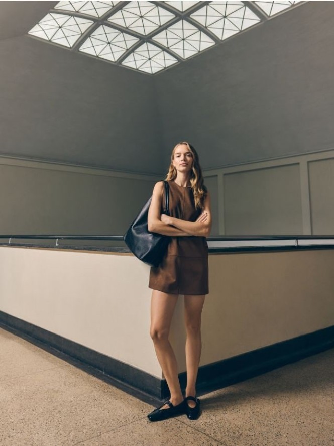 Sukienka mini z imitacji zamszu - brązowy