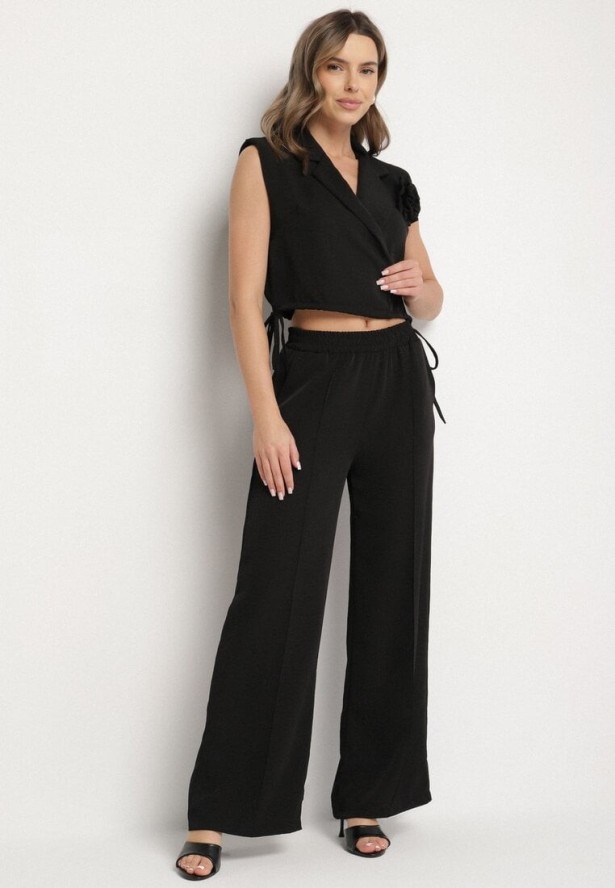 Czarny Komplet Kopertowa Bluzka z Kwiatową Broszką i Szerokie Spodnie Reavilia