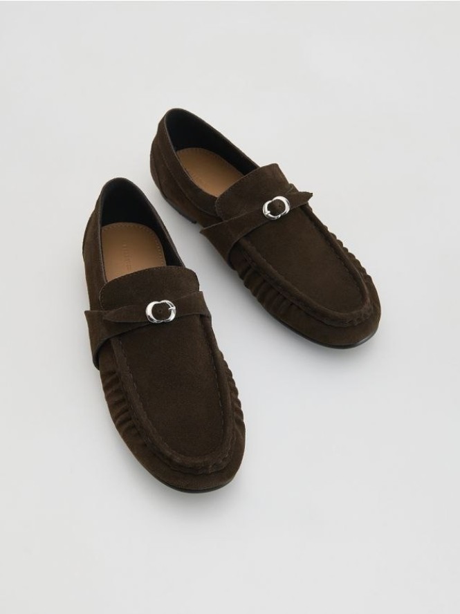 Zamszowe loafersy - brązowy