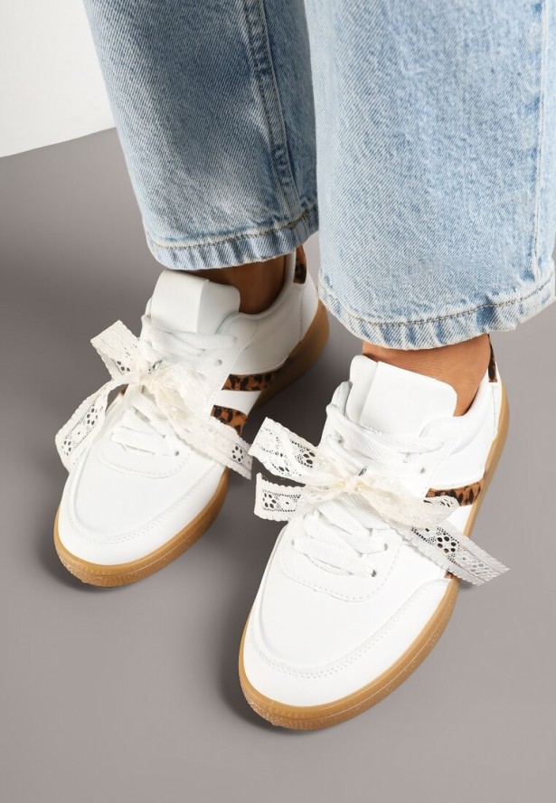 Białe Sneakersy Typu Kultowe Tenisówki z Ozdobną Odpinaną Kokardą Korilinda