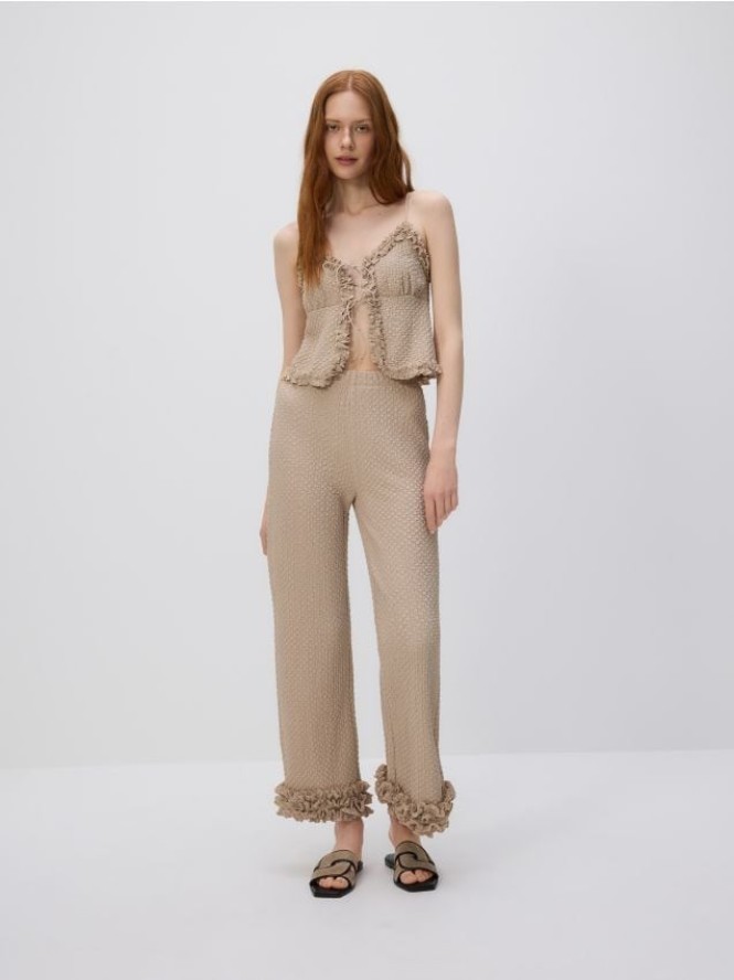 Dzianinowy top na ramiączkach - beżowy