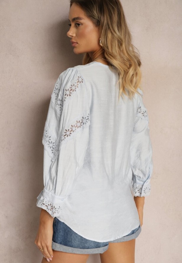 Jasnoniebieska Koszula z Wiskozy z Rękawami 7/8 Ozdobiona Koronką i Falbankami przy Mankietach Waerata