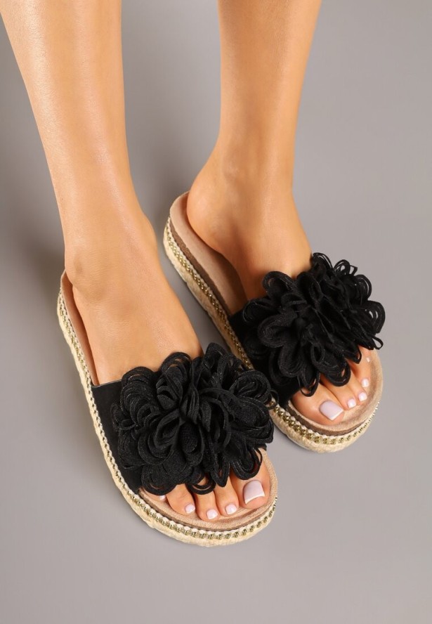 Czarne Klapki na Grubej Podeszwie Zdobione Kwiatową Aplikacją Sopelle