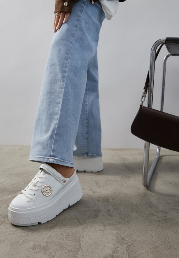 Białe Sneakersy Vices na Platformie z Tłoczeniem Paskiem na Pięcie i Metaliczną Aplikacją Selfedi