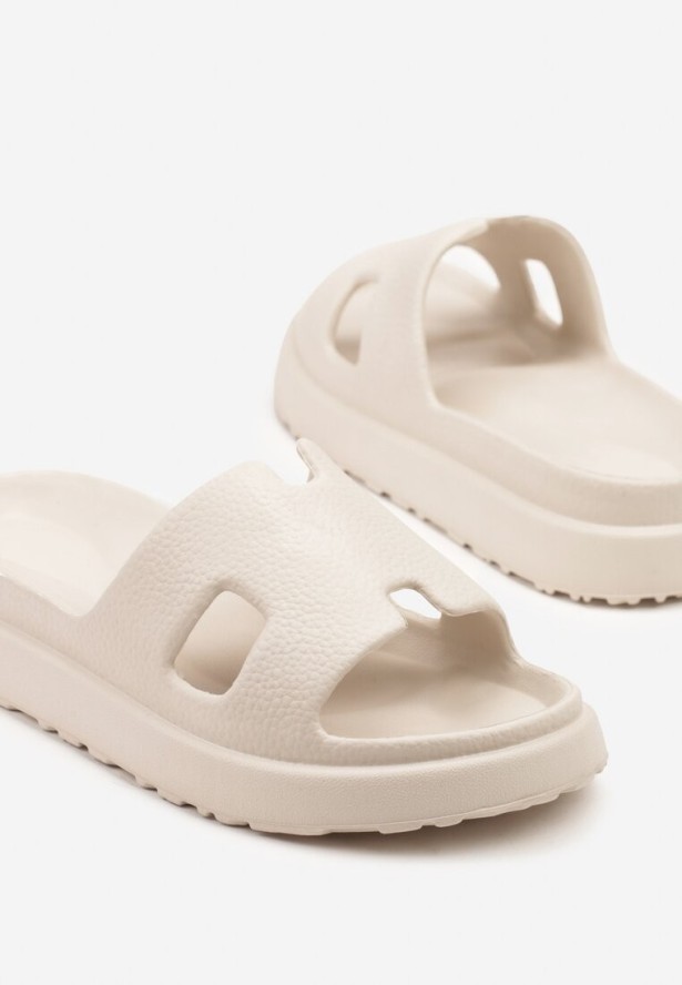 Beżowe Klapki z Ozdobnymi Wycięciami Kinrela