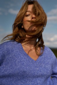 Sweter z dekoltem w serek niebieski