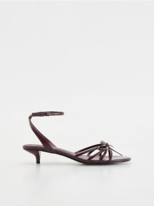 Sandały na obcasie z kokardkami - bordowy