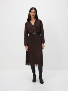 Plisowana sukienka z paskiem - ciemnobrązowy