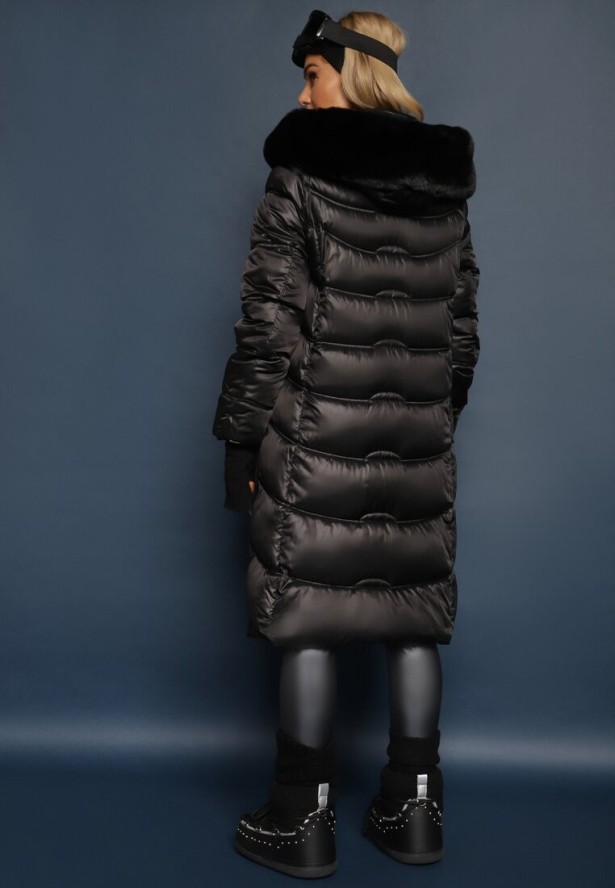 Czarna Kurtka Płaszcz za Kolano z Pikowaniem i Odpinanym Kapturem Calarin