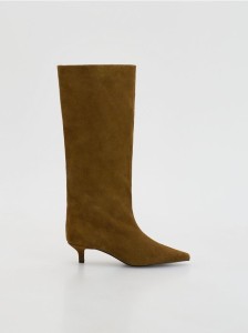 Zamszowe kozaki na obcasie - beżowy