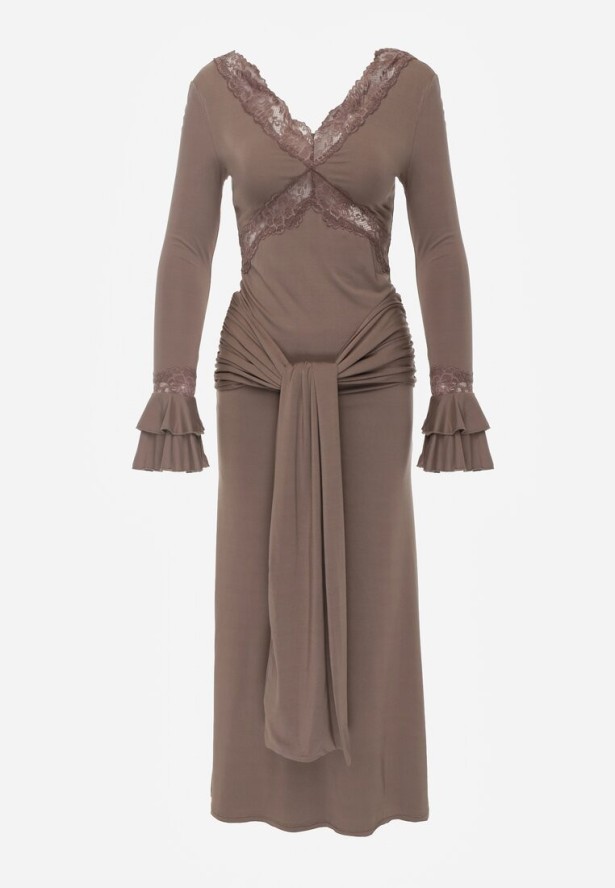 Brązowa Wiskozowa Sukienka Wieczorowa z Falbanami Koronką i Wiązanym Trenem Lenivna