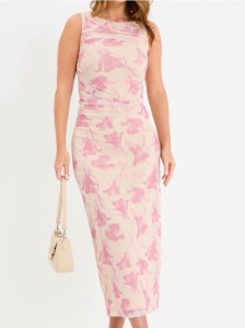 Sukienka maxi w kwiaty z marszczeniami - kremowy