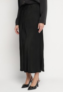 Czarna Spódnica Satynowa z Wiskozy o Rozkloszowanym Kroju Hanorilae