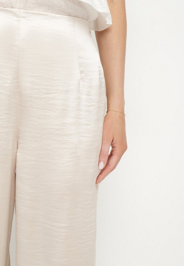 Jasnobeżowe Satynowe Spodnie w Eleganckim Stylu z Szeroką Nogawką Liovene