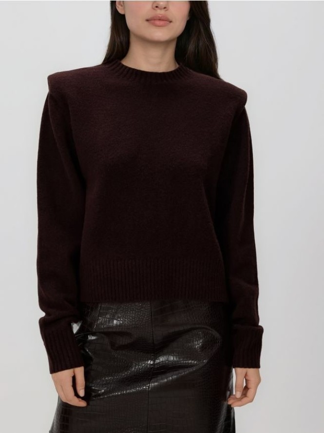 Sweter z poduszkami na ramionach - brązowy