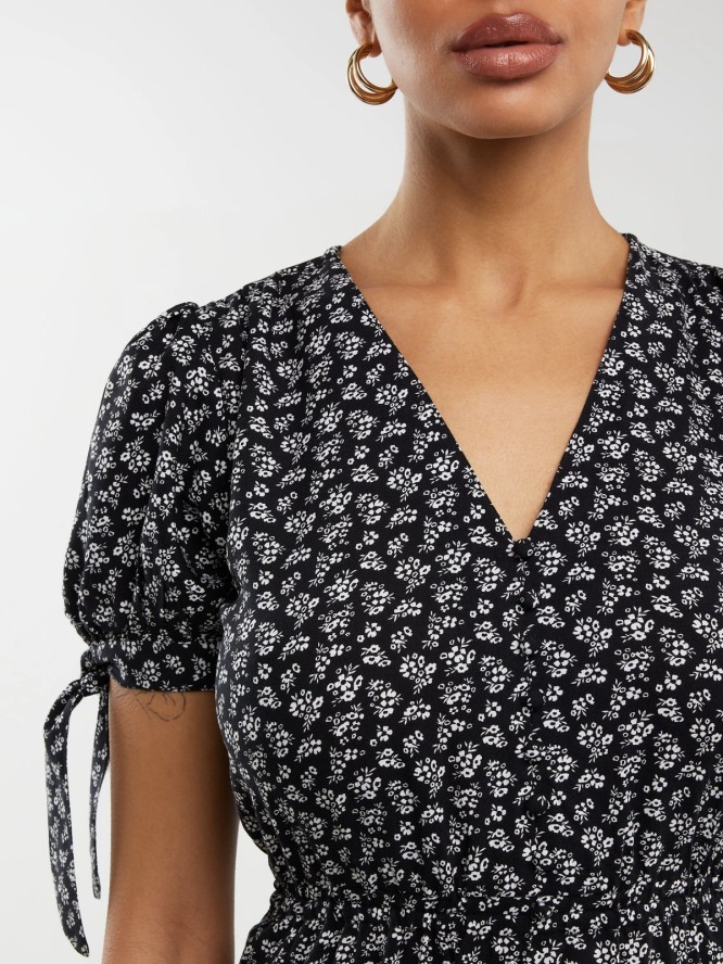 Sukienka damska midi z wiskozy z motywem kwiatowym czarna Paregi 906