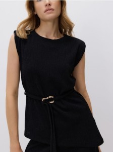 Bluzka z ozdobną klamrą - czarny