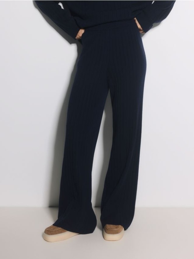 Dzianinowe spodnie w prążek - granatowy