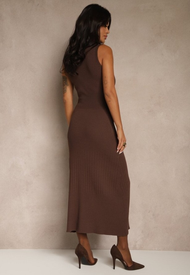 Brązowa Taliowana Sukienka Bez Rękawów z Dzianiny z Wiskozy Zdobiona Guzikami Eslinea