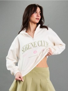 Dresowa bluza half-zip z napisem "Serene Club" - kremowy