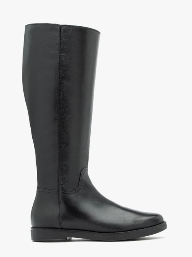 Czarne kozaki z szeroką cholewką