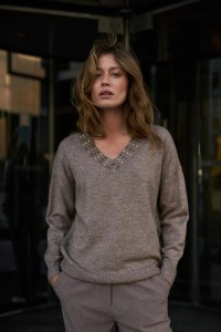 Sweter z ozdobnym dekoltem brązowy