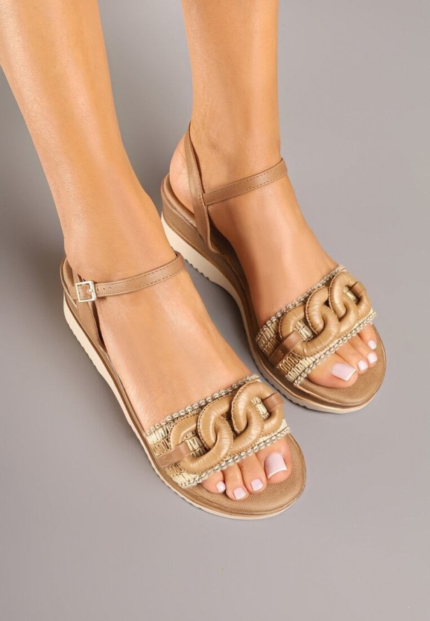 Beżowe Sandały na Koturnie Ozdobione Klamrą Sadraelle